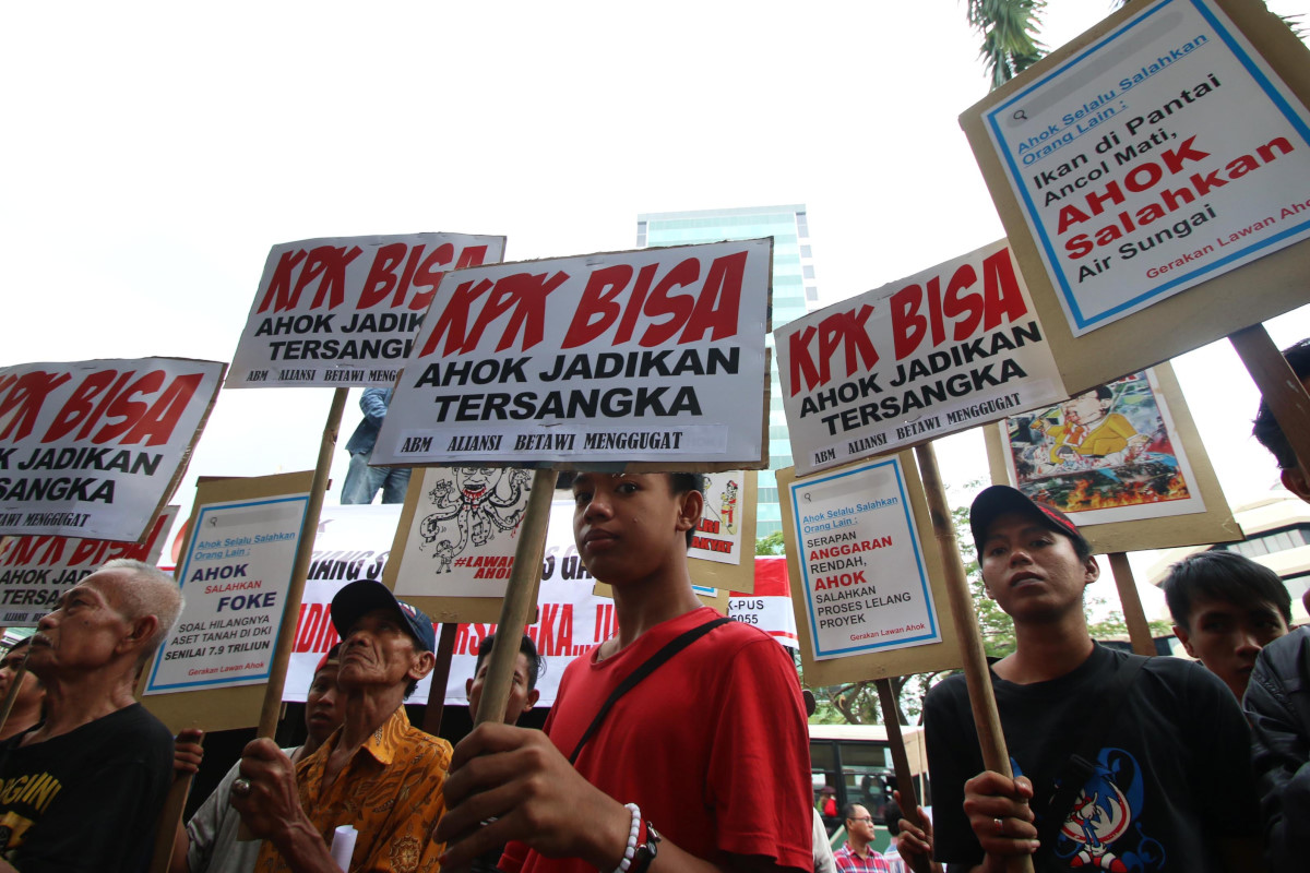 Sejumlah masa yang tergabung dalam Gerakan Lawan Ahok melakukan aksi unjuk rasa di depan Gedung Komisi Pemberantasan Korupsi (KPK), Jakarta, Senin (7/12). Aksi tersebut mendesak agar KPK segera mengungkap dan mengusut secara tuntas kasus pembelian sebagian lahan Rumah Sakit Sumber Waras yang melibatkan Gubernur DKI Jakarta Basuki Tjahaja Purnama. ANTARA FOTO/Rivan Awal Lingga/pd/15
