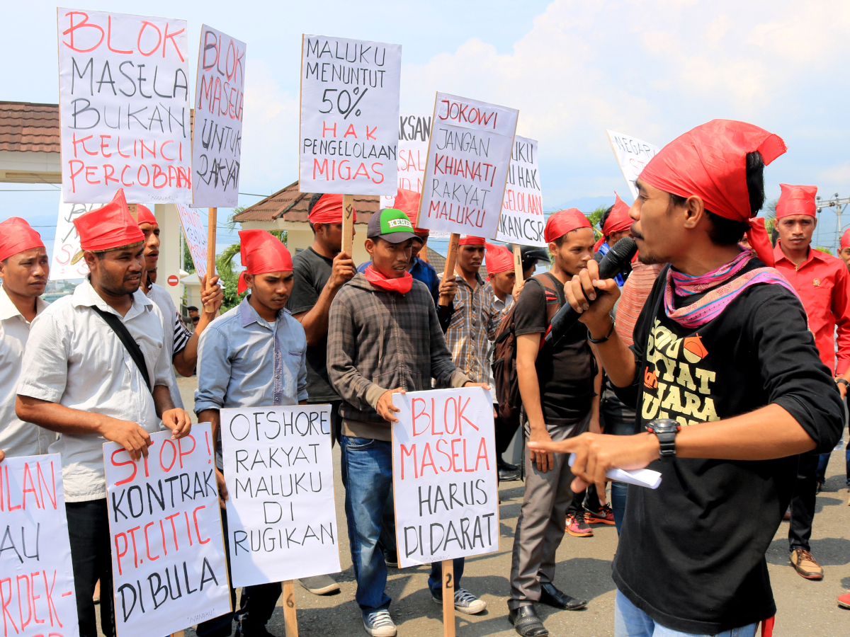 Sejumlah Anak Adat Maluku berunjukrasa terkait pengelolaan Blok Migas Masela di gedung DPRD Maluku dan kantor Gubernur Maluku, Ambon, Senin (11/1). Anak Adat Maluku mendesak model pengolahan Blok Migas Masela menggunakan skema darat (onshore liquefied natural gas /ONLG), sementara konsultan independen ataupun dari Satuan Kerja Khusus Pelaksana Kegiatan Usaha Hulu Minyak dan Gas Bumi (SKK Migas) merekomendasikan untuk pengolahan gas di lepas pantai (floating liquified natural gas /FLNG). ANTARAFOTO/izaac mulyawan/pd/16