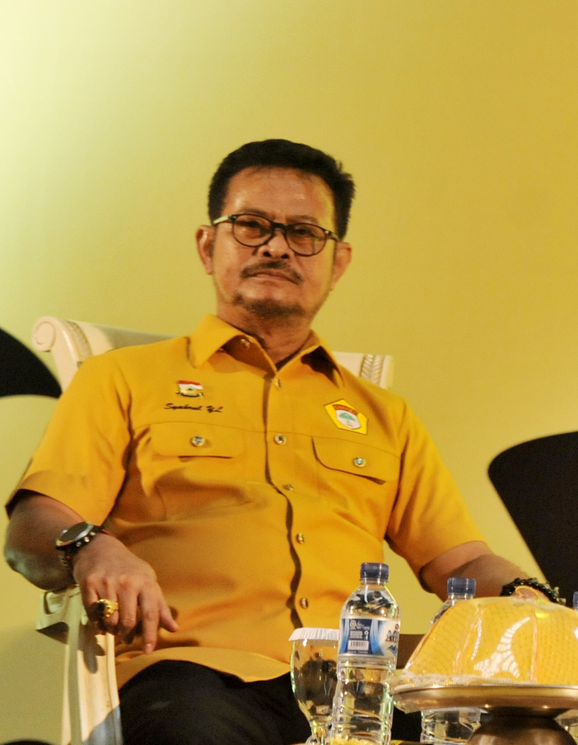 Menteri Pertahanan Ryamizard Ryacudu ( tengah) berbincang dengan Ketua Umum Kosgoro 1957 Agung Laksono (kanan) didampingi Ketua Kosgoro Sulsel Syahrul Yasin Limpo (kiri) saat menghadiri Dialog Kebangsaan yang diselenggarakan Kesatuan Organisasi Serbaguna Gotong Royong (Kosgoro) 1957 di Balai Manunggal Jenderal M Yusuf Makassar, Sulawesi Selatan, Jumat (26/2). Dialog tersebut membahas peran Kosgoro dalam memperkuat deradikalisasi dan ancaman terorisme. ANTARA FOTO/Yusran Uccang/nz/16