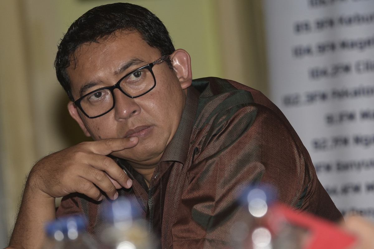 Wakil Ketua Umum Partai Gerindra Fadli Zon menjadi narasumber dalam diskusi bertajuk Reshuffle Datang Parpol Tegang di Jakarta, Sabtu (7/11). Diskusi tersebut membahas isu reshuffle jilid kedua Kabinet Kerja dan kaitannya dengan partai politik. ANTARA FOTO/Sigid Kurniawan/nz/15.