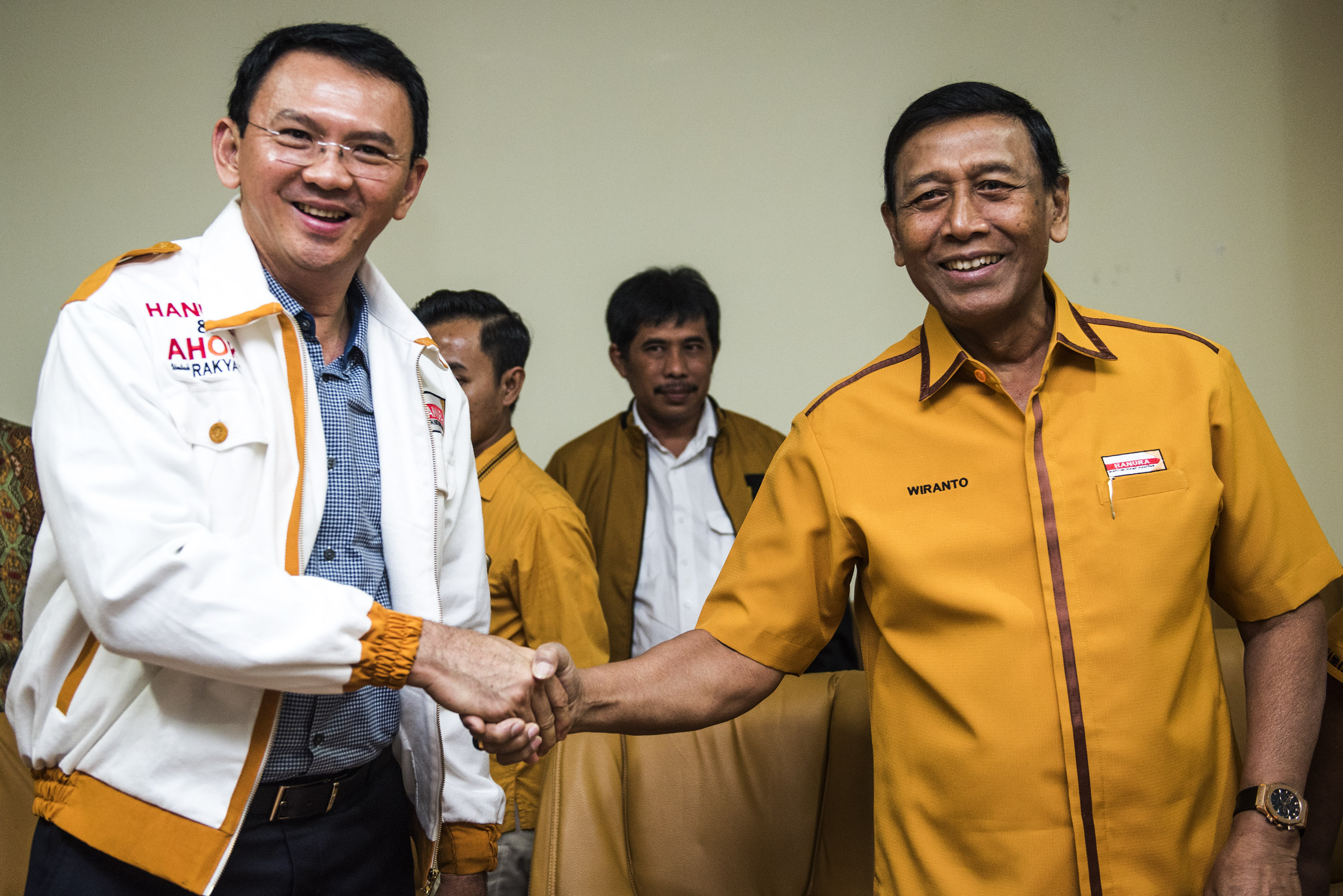 Gubernur DKI Jakarta Basuki Tjahaja Purnama (kiri) berjabat tangan dengan Ketua Umum Partai Hanura Wiranto (kanan) seusai Deklarasi dukungan Partai Hanura di Jakarta, Sabtu (26/3). Partai Hanura secara resmi mendukung bakal calon Gubernur DKI Basuki Tjahaja Purnama untuk bertarung dalam Pilkada DKI Jakarta pada 2017. ANTARA FOTO/M Agung Rajasa/ama/16