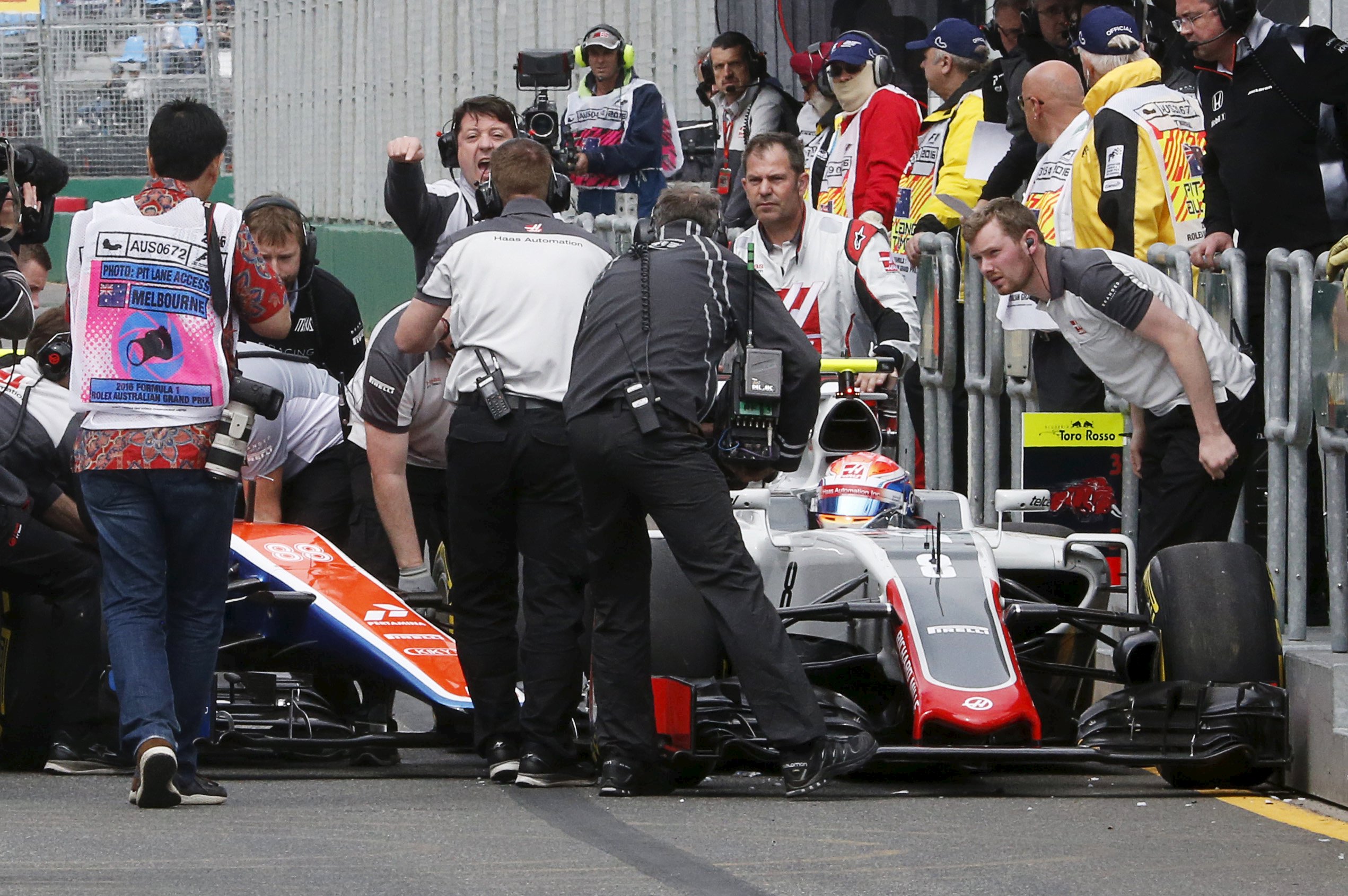 Formula One - Australia Grand Prix - Melbourne, Australia - 19/03/16 - Haas F1 driver Romain Grosjean (R) sits in his car that collided with Manor Racing F1 driver Rio Haryanto at the start of the third practice session at the Australian Formula One Grand Prix in Melbourne. REUTERS/Brandon Malone TPX IMAGES OF THE DAY *** Local Caption *** Pebalap F1 Haas Romain Grosjean (kanan) duduk di mobilnya yang bertabrakan dengan pebalap F1 Manor Rio Haryanto di awal sesi latihan ketiga menjelang F1 GP Australia di Melbourne, Sabtu (19/3). ANTARA FOTO/REUTERS/Brandon Malone/djo/16