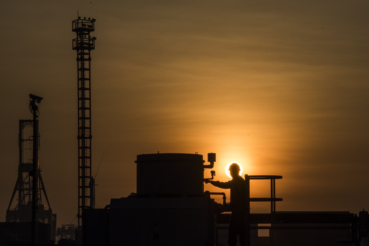 Pekerja melakukan pemeriksaan rutin saat gerhana matahari di kawasan Pembangkit Listrik Tenaga Uap dan Gas (PLTGU) Tanjung Priok, Jakarta, Rabu (9/3). Gerhana matahari di Jakarta mencapai 88,74 persen dan berlangsung dari pukul 06.19 hingga pukul 08.31 WIB. ANTARA FOTO/M Agung Rajasa/ama/16