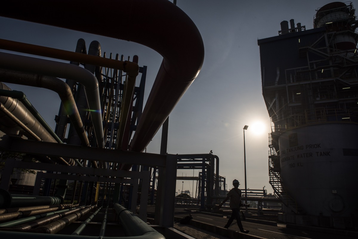 Pekerja melakukan pemeriksaan rutin saat gerhana matahari di kawasan Pembangkit Listrik Tenaga Uap dan Gas (PLTGU) Tanjung Priok, Jakarta, Rabu (9/3). Gerhana matahari di Jakarta mencapai 88,74 persen dan berlangsung dari pukul 06.19 hingga pukul 08.31 WIB. ANTARA FOTO/M Agung Rajasa/ama/16