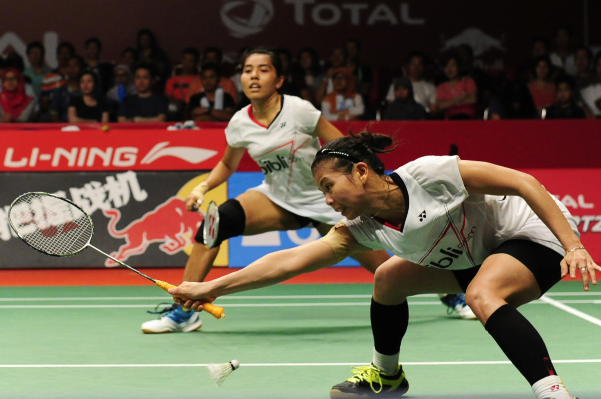 Ganda putri Indonesia gREYSIA pOLII (kanan) yang berpasangan dengan Nitya K Maheswari gagal mengembalikan kok ke ganda putri China Tian Qing dan Zao Yunlei pada semifinal Kejuaraan Dunia Total BWF World Championship 2015 di Istora Senayan, Jakarta, Sabtu (15/8).Ganda putri Indonesia kalah 8-21 dan 16-21. ANTARAFOTO/Wahyu Putro A/foc/15