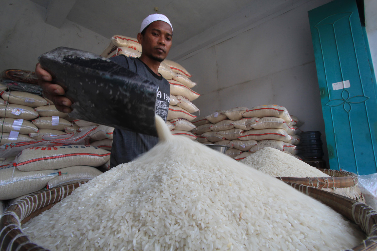 Seorang pedagang mengisi bakul beras dagangannya di salah satu kios di Indramayu, Jawa barat, Selasa (24/2). Akibat sedikitnya pasokan beras dari berbagai daerah membuat harga beras naik kisaran Rp. 1.000 per kilogram hingga Rp. 2.500 per kilogram. ANTARA FOTO/Dedhez Anggara/Rei/pd/15.