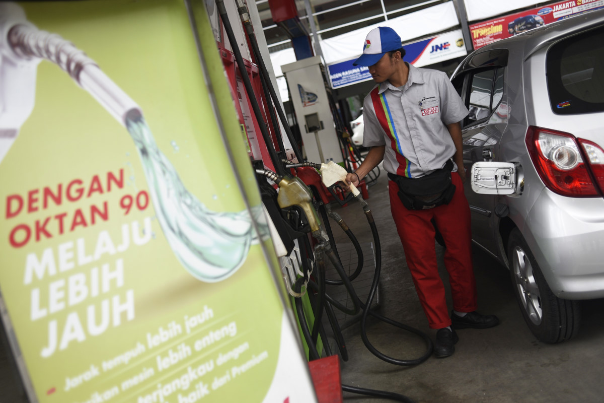 Petugas mengisi BBM jenis Pertalite pada sebuah mobil di salah satu SPBU, Jakarta, Selasa (1/3). Pertamina menurunkan harga BBM non subsidi jenis Pertamax 92 dari harga Rp8.150 per liter menjadi Rp7.950 dan Pertalite dari Rp7.600 per liter menjadi Rp7.500. ANTARA FOTO/Sigid Kurniawan/ama/16.