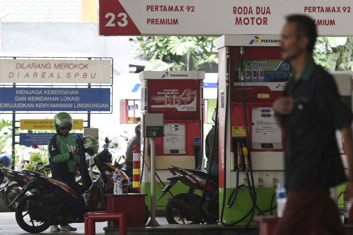 Pengendara motor antre mengisi BBM untuk kendaraannya di salah satu SPBU, Jakarta, Selasa (1/3). Pertamina menurunkan harga BBM non subsidi jenis Pertamax 92 dari harga Rp8.150 per liter menjadi Rp7.950 dan Pertalite dari Rp7.600 per liter menjadi Rp7.500. ANTARA FOTO/Sigid Kurniawan/ama/16.