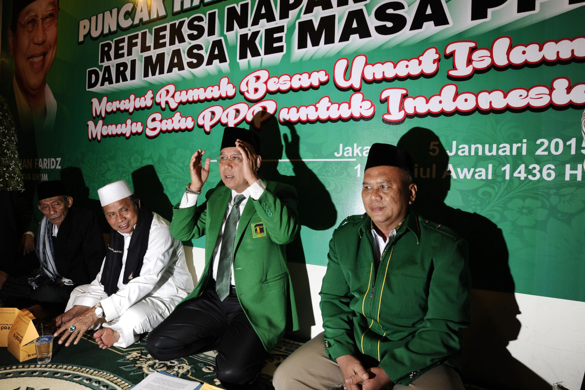 Ketua Umum PPP versi Muktamar Jakarta Djan Faridz (kedua kanan) bersama pengurus DPP PPP menghadiri Hari Lahir (Harlah) ke-42 PPP di Kantor PPP Jakarta, Senin (5/1). Peringatan Harlah PPP yang jatuh pada 5 Januari 2014 itu mengangkat tema Ayo Kembali ke Rumah Besar Umat Islam. ANTARA FOTO/Wahyu Putro A/ed/Spt/15