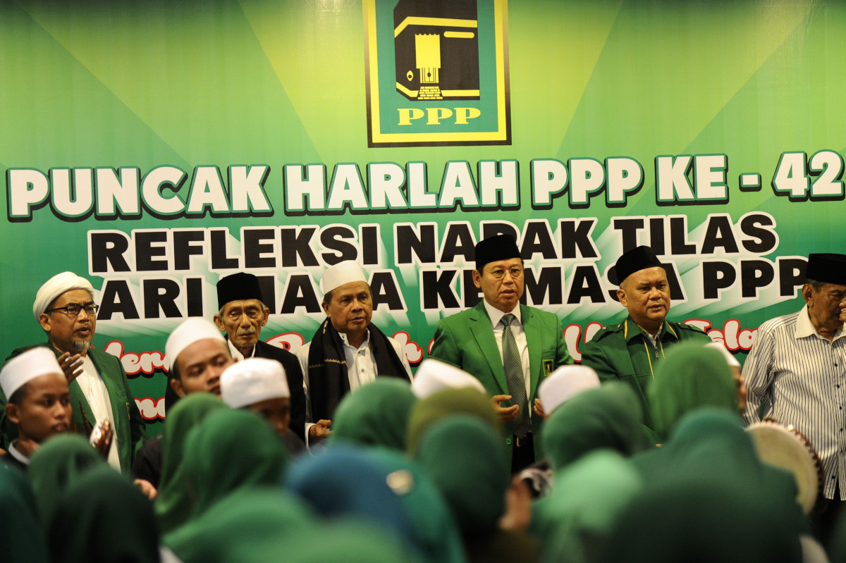 Ketua Umum PPP versi Muktamar Jakarta Djan Faridz (Ketiga kanan) bersama pengurus DPP PPP menghadiri Hari Lahir (Harlah) ke-42 PPP di Kantor PPP Jakarta, Senin (5/1). Peringatan Harlah PPP yang jatuh pada 5 Januari 2014 itu mengangkat tema Ayo Kembali ke Rumah Besar Umat Islam. ANTARA FOTO/Wahyu Putro A/ed/Spt/15