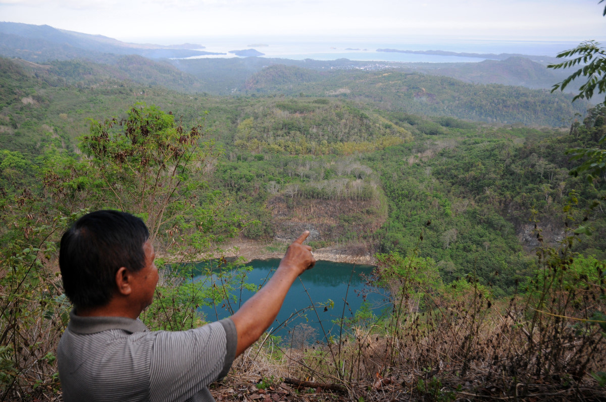 Petugas menunjukkan kawasan bekas lahan tambang milik PT Newmont Minahasa Raya yang menjadi Hutan Reklamasi di Desa Ratatotok, Minahasa Tenggara, Sulawesi Utara, Selasa (1/12). Jelang berakhirnya kontrak karya pada 2016, Newmont Minahasa Raya telah mereklamasi 223 hektar dari total luas tambang 442 hektar dengan menanam 155.814 pohon dari 145 jenis pohon yang dimulai dari tahun 1997. ANTARA FOTO/Indrianto Eko Suwarso/pras/15