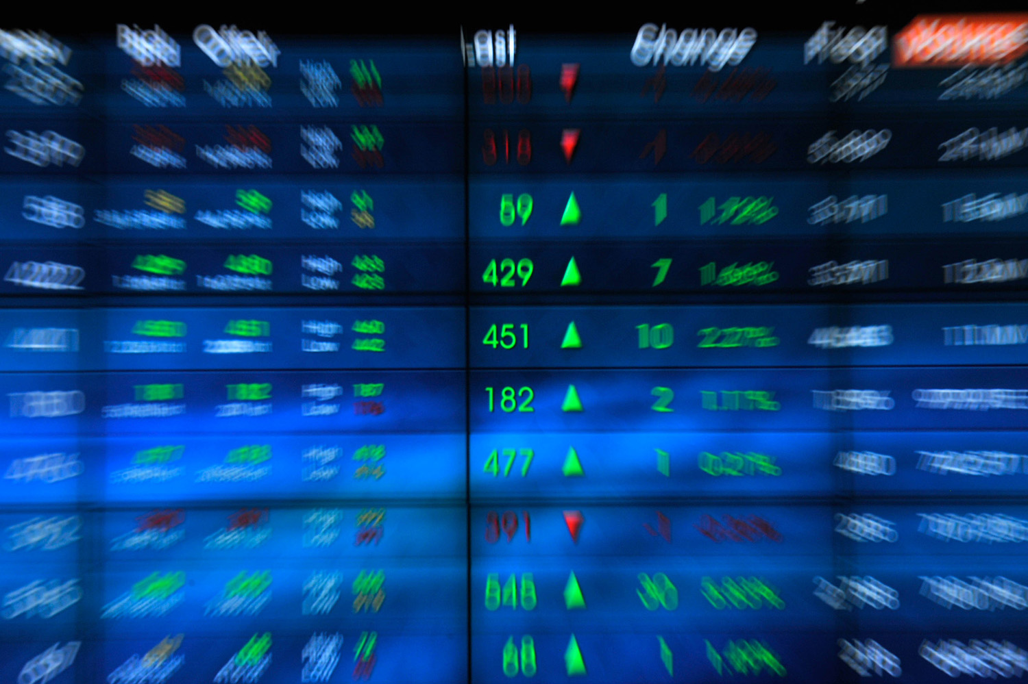 Monitor menampilkan pergerakan Indeks Harga Saham Gabungan di Bursa Efek Indonesia, Jakarta, Kamis (18/6). IHSG ditutup melemah 0,25 point atau 0,01 persen menjadi 4.945,49 pada perdagangan bursa saham awal ramadan. ANTARA FOTO/Puspa Perwitasari/kye/15