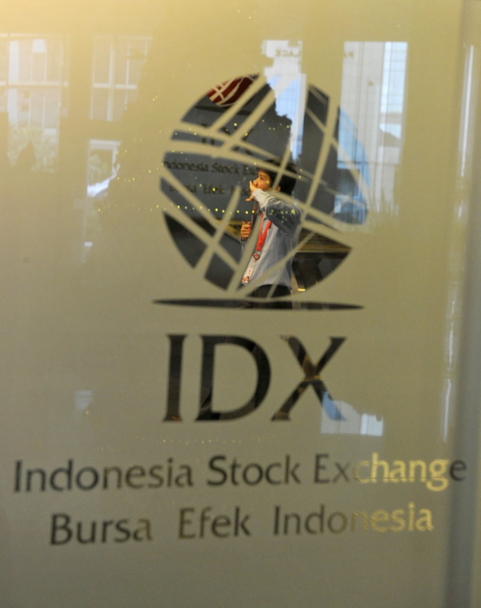 Seorang pria berjalan di area Gedung Bursa Efek Indonesia (BEI), Jakarta Selatan, Kamis (24/12). IHSG pada perdagangan terakhir sebelum libur Hari Natal ditutup menguat 27 poin atau (0,54%) ke level 5.166,983 dimana investor domestik mendominasi perdagangan dengan aksi beli saham. ANTARA FOTO/Andika Wahyu/nz/14.