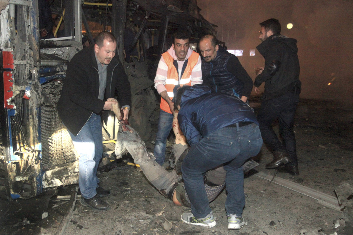 Warga membawa seseorang yang terluka setelah terjadi ledakan di Ankara, Turki, Minggu (13/3). ANTARA FOTO/REUTERS/Mehmet Ozer/djo/16