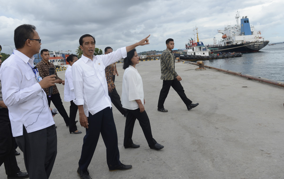Presiden Joko Widodo didampingi Ibu Negara Iriana Joko Widodo meninjau Pelabuhan Sorong, Papua Barat, Minggu (28/12). Pemerintah akan mengembangkan pelabuhan Sorong yang nantinya diharapkan mampu meningkatkan efektivitas bongkar muat barang dan transportasi laut khususnya di daerah Indonesia bagian timur. ANTARA FOTO/Prasetyo Utomo/Rei/Spt/14.