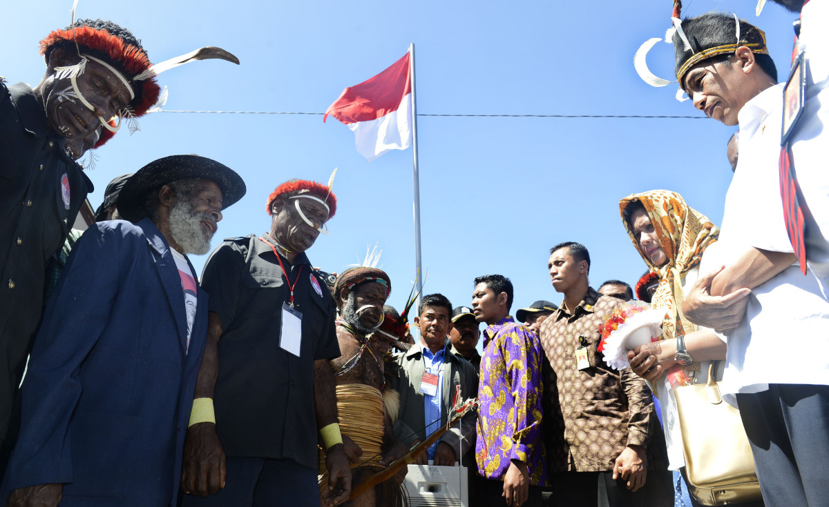 Presiden Joko Widodo (kanan) didampingi Ibu Negara Iriana Joko Widodo (kedua kanan) mendapat sambutan dari perwakilan Lembaga masyarakat Adat saat berkunjung ke Wamena, Papua, Minggu (28/12). Presiden Jokowi menerima sejumlah rekomendasi dari Lembaga Masyarakat Adat yang berisi tentang harapan masyarakat Papua antara lain peningkatan kesejahteraan, pendidikan, kesehatan dan infrastruktur. ANTARA FOTO/Prasetyo Utomo/nz/14