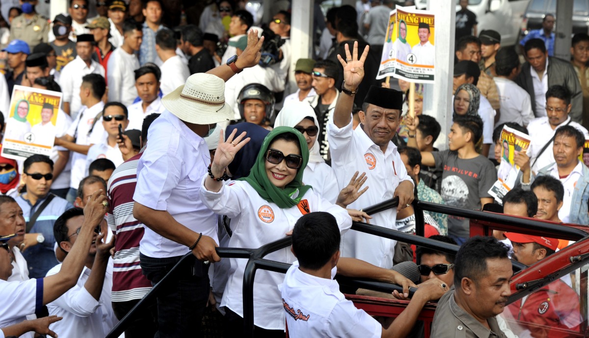 Pasangan Calon Bupati-Wakil Bupati dari koalisi partai Nasdem dan PPP, Tenri Olle Yasin Limpo (kiri) - Hairil Muin (kanan), melambaikan tangan ke arah simpatisan saat melakukan deklarasi kampanye Pilkada Damai di Lapangan Syeh Yusuf, Gowa, Sulawesi Selatan, Jumat (28/8). Kampanye Pemilihan Bupati-Wakil Bupati Gowa periode 2015-2020 yang diikuti lima pasang calon bupati-wakil bupati akan dilaksanakan pada 27 Agustus 2015 hingga 5 Desember 2015. ANTARA FOTO/Yusran Uccang/kye/15