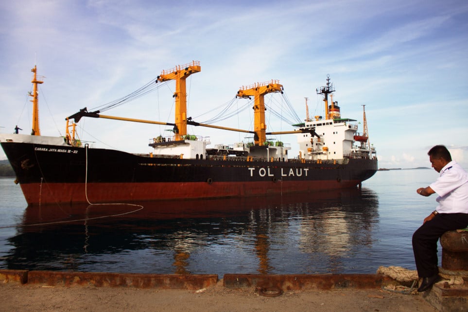 Seorang petugas pelabuhan berjaga di pelabuhan Ba'a sambil menunggu kedatangan kapal Tol Laut Cakara Jaya Niaga III-22 yang untuk pertama kali tiba di pelabuhan Ba'a Pulau Rote, NTT Senin (22/2). Kapal berbobot 3.253 GT dengan rute Surabaya-Larantuka-Lewoleba- Sabu Raiju-Rote dan Waigapu tersebut merupakan kapal yang digunakan untuk membantu memperlancar program tol laut yang menjadi program Presiden Joko Widodo, khusus wilayah Indonesia Timur . ANTARA FOTO/Kornelis Kaha/ama/16.