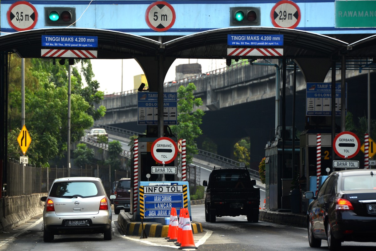 Mobil mengantre di pintu tol dalam kota di Jakarta, Sabtu (31/10). Sebanyak 15 ruas jalan tol mengalami kenaikan tarif sesuai dengan Peraturan Menteri PUPR Nomor 507/KPTS/M/2015 yang ditandatangani tanggal 28 Oktober 2015 dan berlaku efektif 1 November 2015. ANTARA FOTO/Rosa Panggabean/kye/15.