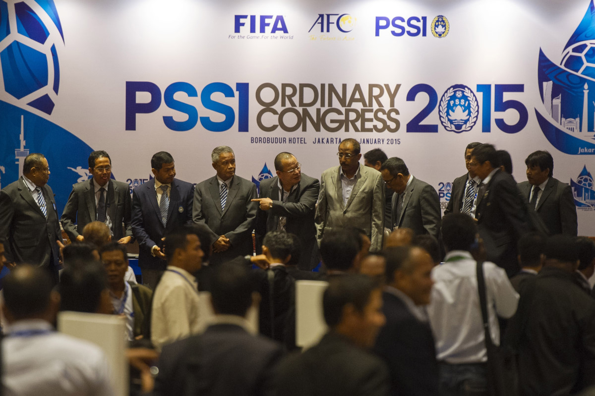 Ketua Umum PSSI Djohar Arifin (keempat kiri) bersama Wakil Ketua Umum PSSI La Nyalla Mattalitti (kelima kiri), Sekjen PSSI Djoko Driyono (kedua kiri) dan anggota Komite Eksekutif PSSI, bersiap berfoto bersama saat Kongres Tahunan PSSI 2015 di Jakarta, Minggu (4/1). Kongres tahunan itu membahas seputar evaluasi program sepanjang 2014 dan penetapan Kongres Luar Biasa PSSI dengan agenda utama pemilihan pengurus pada April 2015. ANTARA FOTO/Ismar Patrizki/Rei/Spt/15.