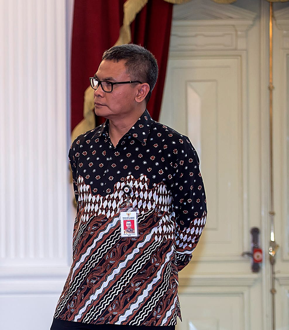 Staf Khusus Presiden bidang Komunikasi Johan Budi (kanan) memberikan keterangan pers di Istana Merdeka, Jakarta, Kamis (10/3). BPJS Kesehatan membantah adanya berita yang menyatakan BPJS Kesehatan kolaps karena laporan neraca keuangan antara pemasukan dan pengeluaran masih seimbang dan pelayanan terus berjalan. ANTARA FOTO/Widodo S. Jusuf/nz/16.