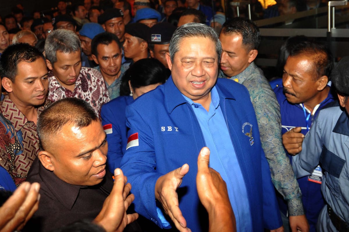 Ketua Umum DPP Partai Demokrat Susilo Bambang Yudhoyono (tengah) bersalaman dengan sejumlah kader partai saat menghadiri rapat konsolidasi kader Demokrat se-DIY dan Jawa Tengah di hotel Atria Magelang, Jateng, Rabu (11/2) malam. Dalam arahannya SBY menyampaikan kepada seluruh kader agar tetap menjaga situasi dan kondisi pemerintah dan negara dengan baik, namun tetap kritis terhadap kebijakan pemerintahan Presiden Jokowi dengan santun, terstruktur dan sesuai undang-undang. ANTARA FOTO/Anis Efizudin/Rei/ama/15.
