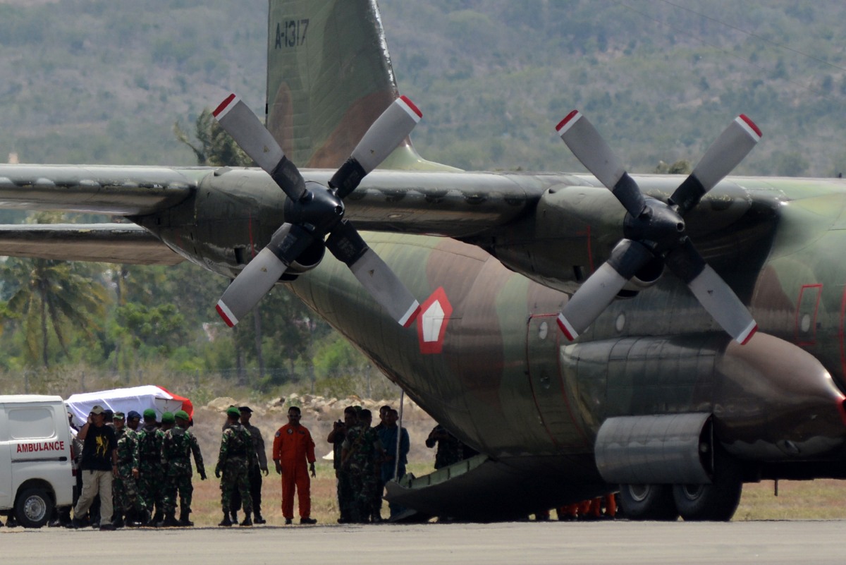 Sejumlah prajurit memasukan peti jenazah korban jatuhnya helikopter ke dalam pesawat Hercules di Bandara Mutiara Sis Aljufri Palu, Sulawesi Tengah, Senin (21/3). Tiga belas jenazah korban jatuhnya helikopter milik TNI di Desa Kasiguncu, Poso Pesisir Selatan, Kabupaten Poso, diberangkatkan ke Jakarta setelah diidentifikasi di RS Bhayangkara Palu. ANTARA FOTO/Basri Marzuki/kye/16