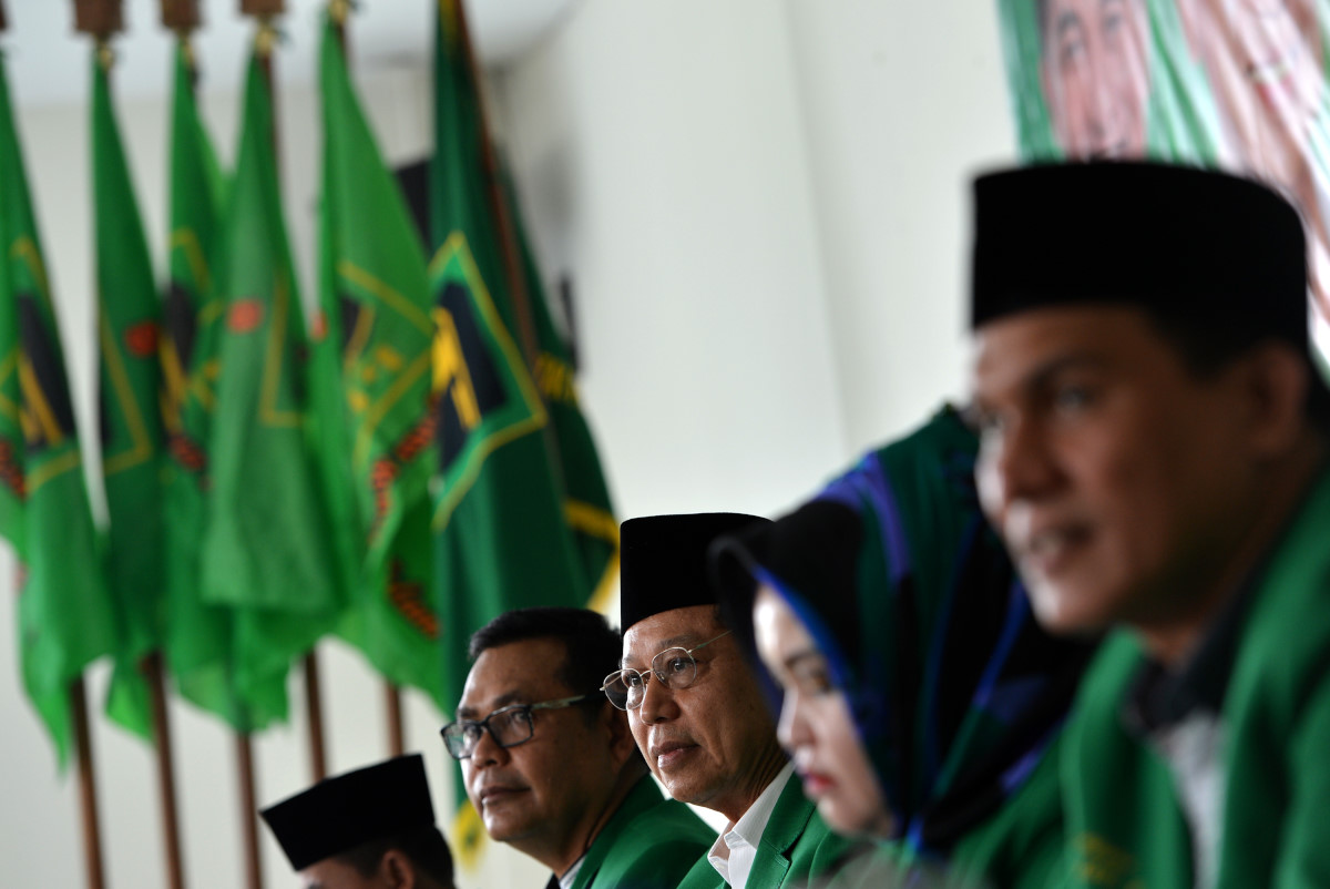 Ketua Umum PPP Djan Faridz (tengah) didampingi jajaran pengurus membuka Konsolidasi Nasional PPP di Jakarta, Kamis (22/10). Konsolidasi Nasional diikuti 34 Dewan Pimpinan Wilayah (DPW) PPP di seluruh Indonesia yang berlangsung 22- 23 Oktober 2015 yang membahas tentang keorganisasian dan posisi hukum PPP khususnya setelah keluarnya putusan kasasi Mahkamah Agung (MA). ANTARA FOTO/Prasetyo Utomo/ama/15