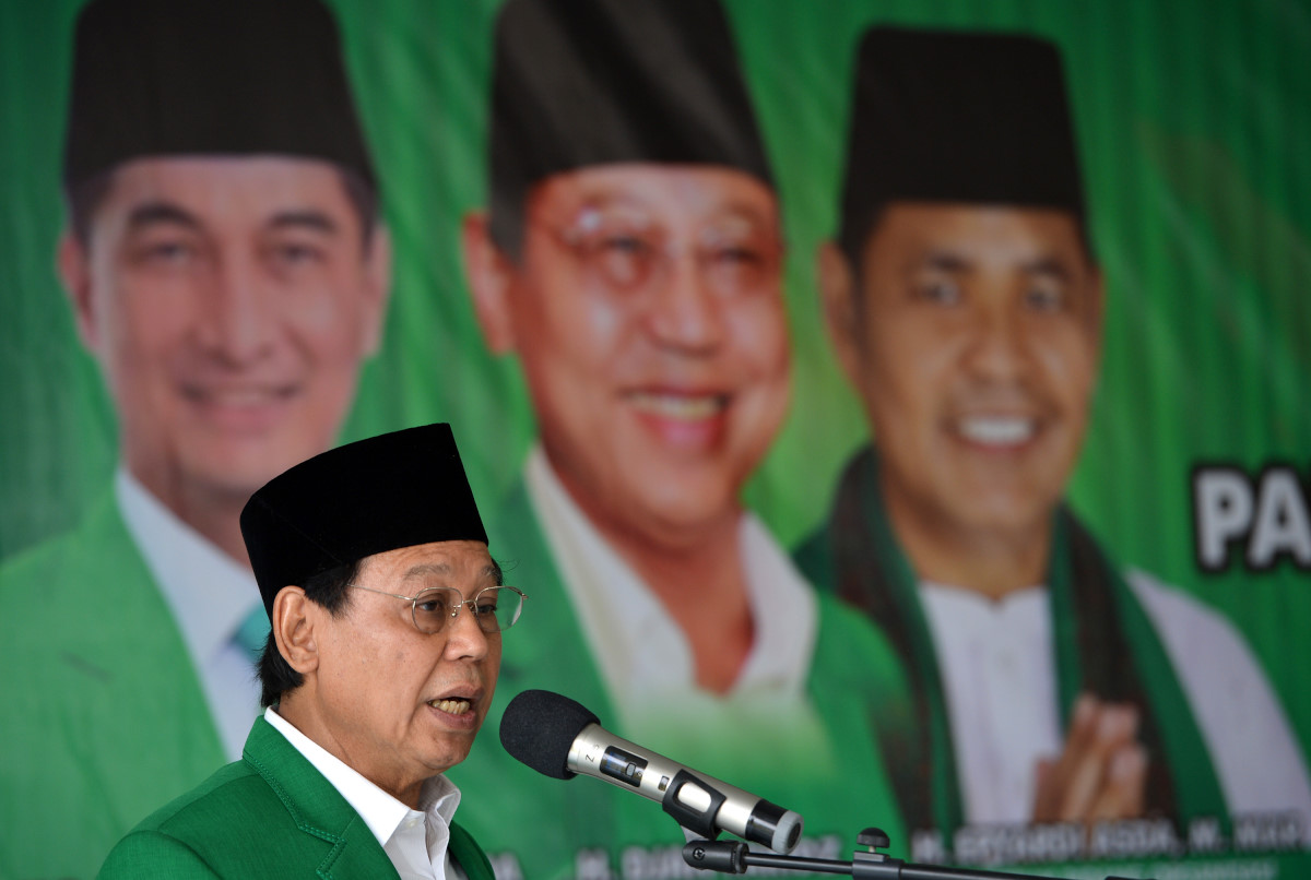 Ketua Umum PPP Djan Faridz memberikan sambutan saat membuka Konsolidasi Nasional PPP di Jakarta, Kamis (22/10). Konsolidasi Nasional diikuti 34 Dewan Pimpinan Wilayah (DPW) PPP di seluruh Indonesia yang berlangsung 22- 23 Oktober 2015 yang membahas tentang keorganisasian dan posisi hukum PPP khususnya setelah keluarnya putusan kasasi Mahkamah Agung (MA). ANTARA FOTO/Prasetyo Utomo/ama/15