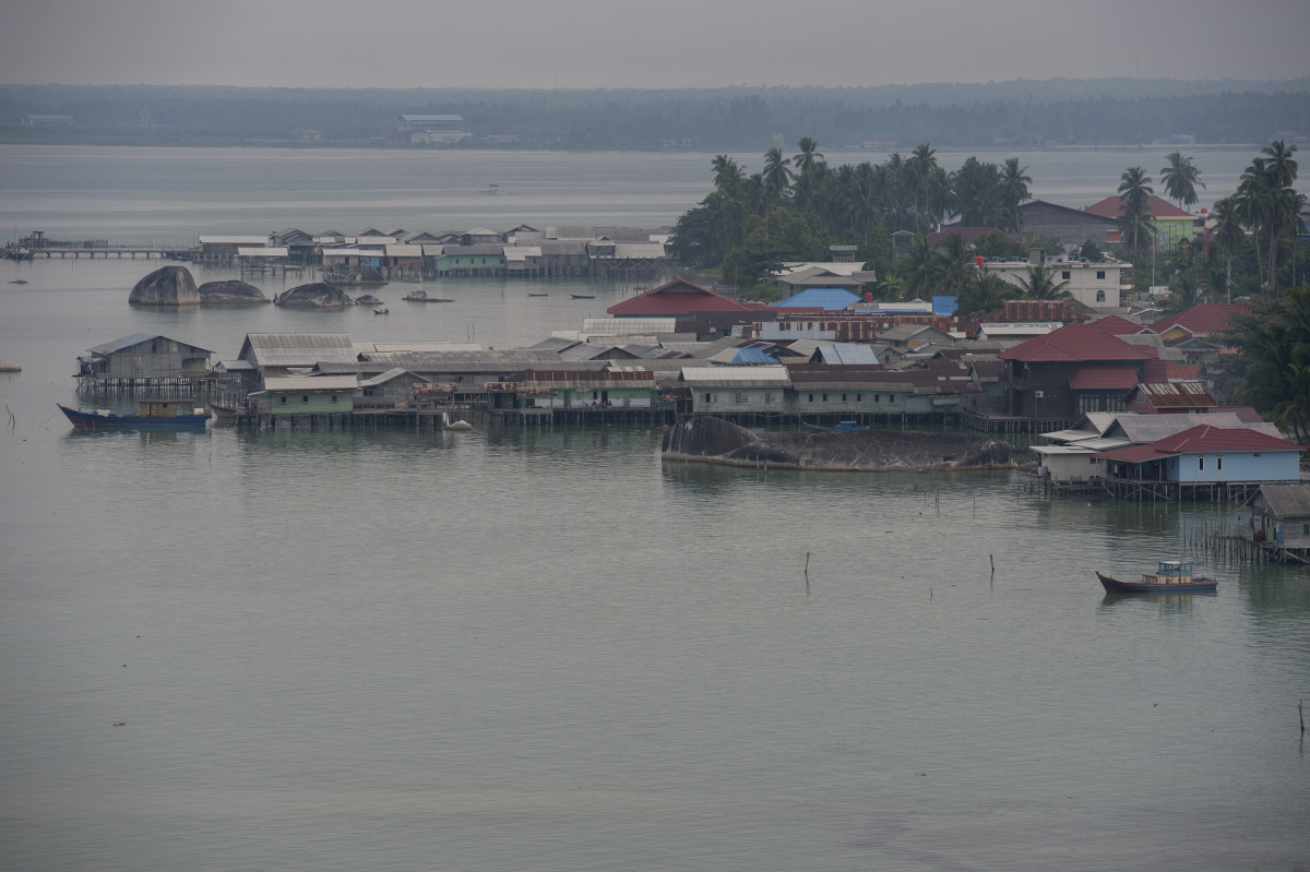 Pemandangan Kota Ranai dilihat dari kawasan Batu Datar di Kabupaten Natuna, Kepulauan Riau, Selasa (1/9). Ranai merupakan ibukota Kabupaten Natuna, provinsi Kepulauan Riau yang menjadi benteng perbatasan Indonesia dengan negara-negara yang berada di kawasan Laut China Selatan. ANTARA FOTO/Widodo S. Jusuf/ama/15.