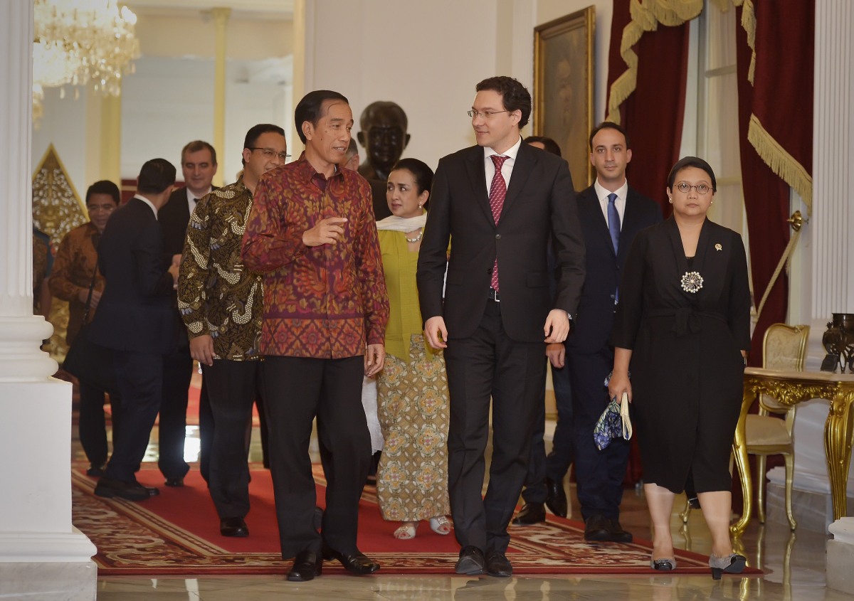 Presiden Joko Widodo (kiri) berbincangi dengan Menlu Bulgaria Daniel Mitov (tengah) didampingi Menlu Retno LP Marsudi (kanan) usai pertemuan membahas kerjasama Indonesia - Bukgaria di Istana Merdeka, Jakarta, Rabu (30/3). Presiden Joko Widodo menyambut baik keinginan Pemerintah Bulgaria untuk bisa menjadi negara yang menjembatani kepentingan bisnis Asia dan Eropa, serta membahas investasi dalam percepatan proyek-proyek infrastruktur di Indonesia. ANTARA FOTO/Yudhi Mahatma/ama/16