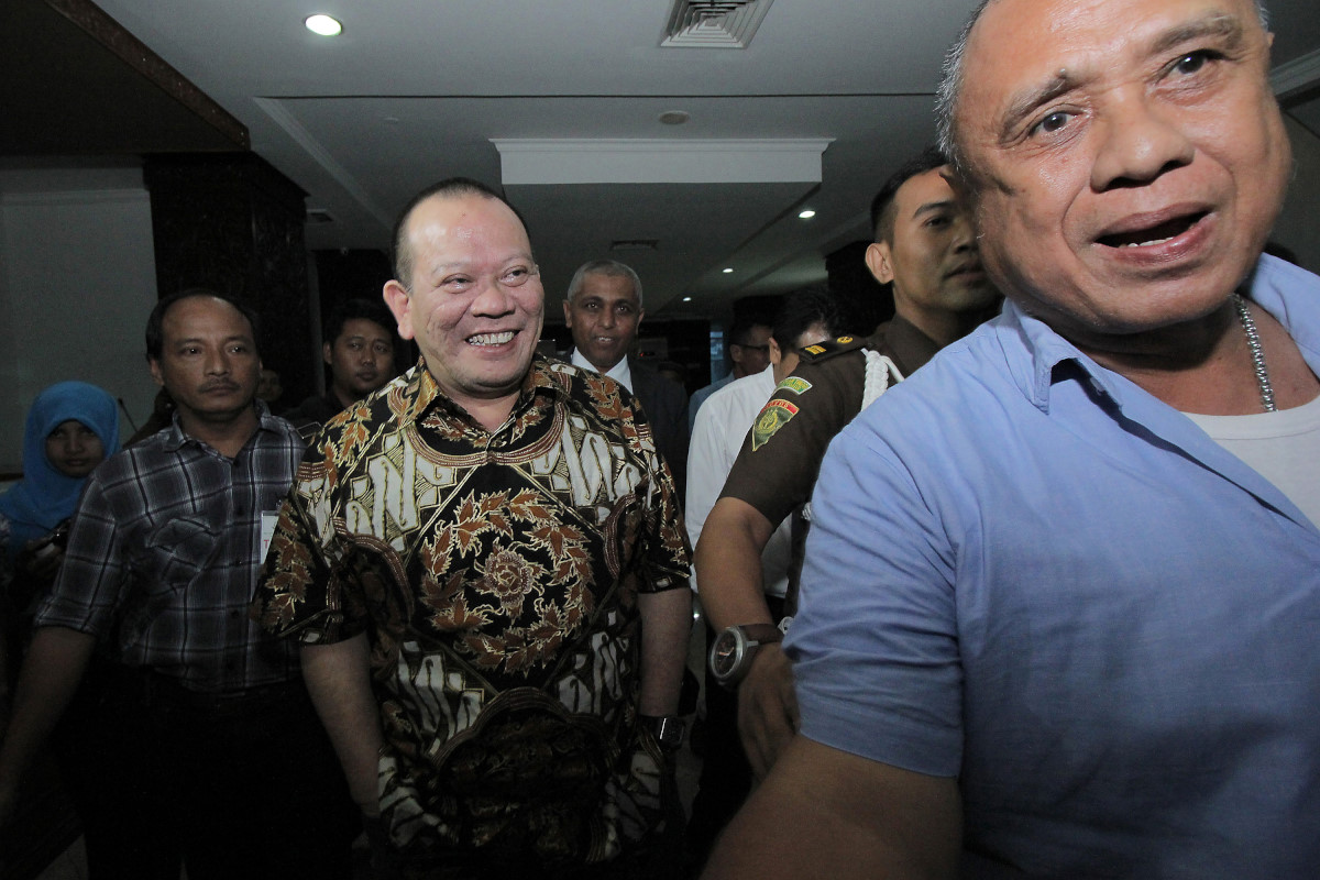 Ketua Kamar Dagang dan Industri (Kadin) Jatim La Nyalla Mattaliti (kedua kiri) keluar dari Kejaksaan Tinggi Jatim, Surabaya, Jawa Timur, Rabu (20/1). Kejati meminta keterangan La Nyalla Mattaliti terkait dengan dugaan kasus korupsi dana hibah Pemprov Jatim ke Kadin tahun 2010-2014. ANTARA FOTO/Didik Suhartono/foc/16.