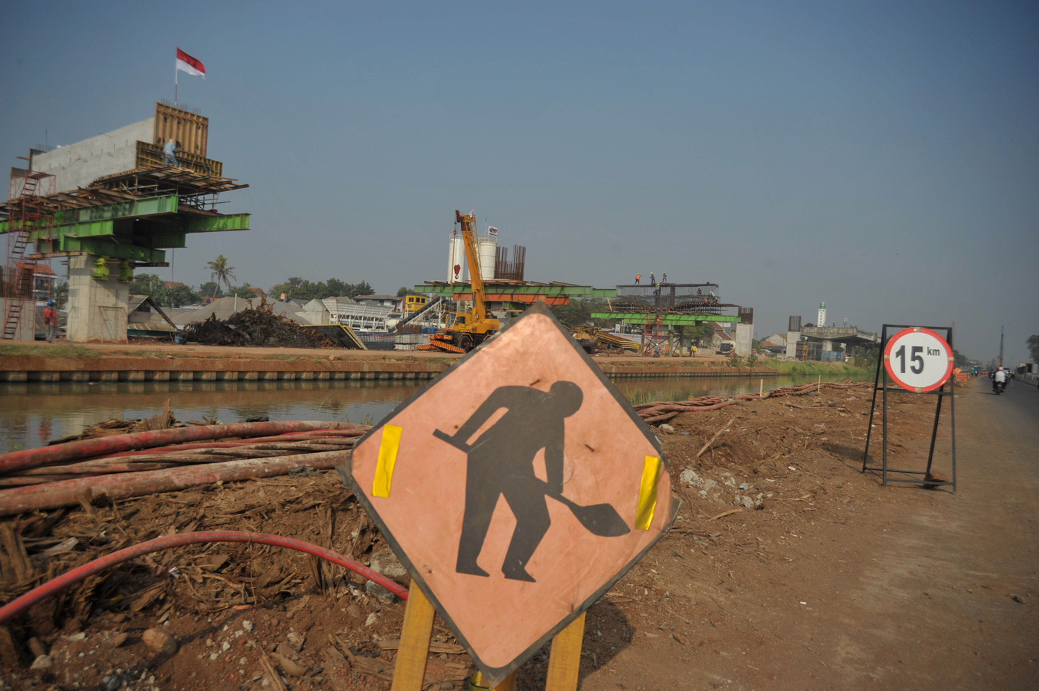 Sejumlah pekerja menggarap proyek pembangunan jalan layang Bekasi-Cawang-Kampung Melayu (Becakayu) di kawasan jalan KH Noer Ali, Bekasi, Jawa Barat, Selasa (11/8). Proyek Tol layang Becakayu mencakup dua seksi, yakni ruas Casablanca-Jakasampurna sepanjang 11 km dan ruas Jakasampurna-Duren Jaya sepanjang 10,04 km, untuk tahap I Casablanca-Jakasampurna ditargetkan rampung pada akhir 2017. ANTARA FOTO/Paramayuda/pd/15