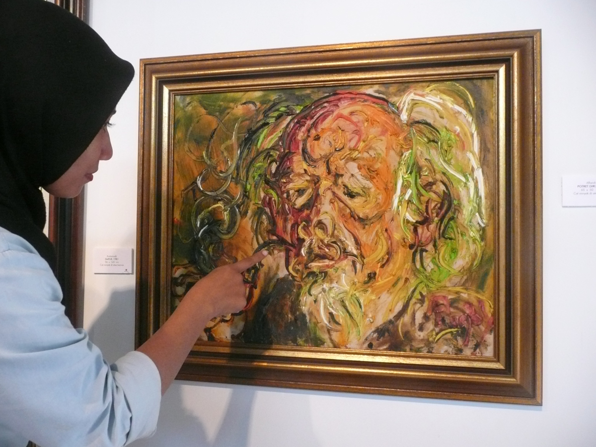 (Ilustrasi) Seorang perempuan di depan sebuah lukisan karya Affandi berjudul 