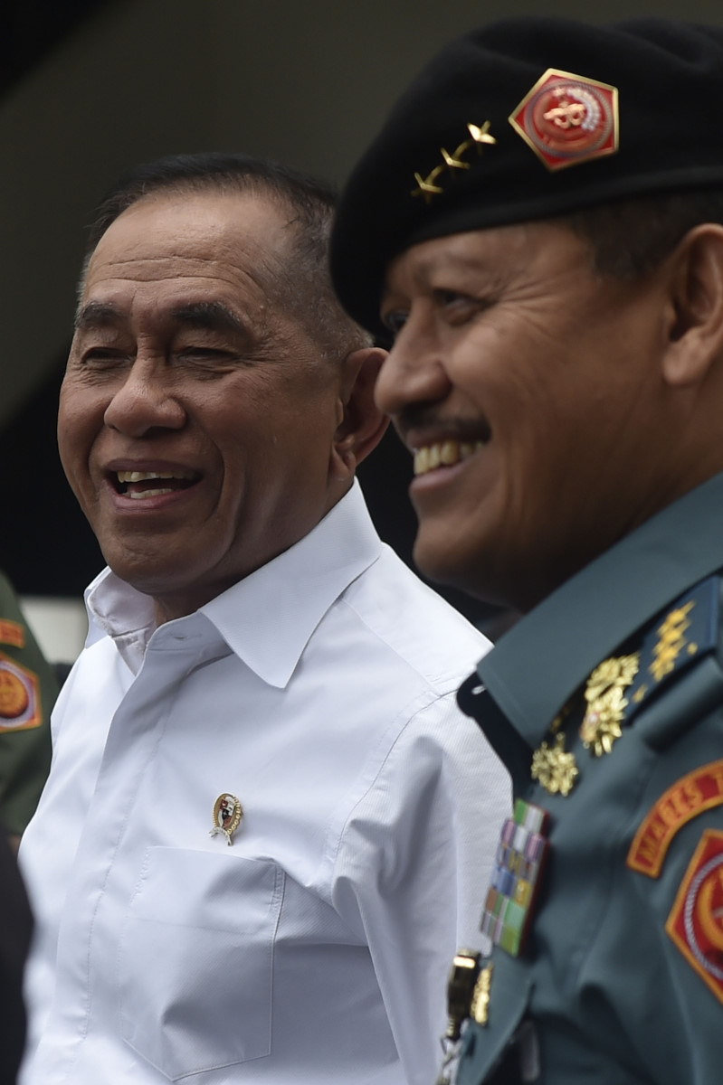 Menteri Pertahanan Ryamizard Ryacudu (kiri) meninggalkan Komplek Parlemen Senayan usai menghadiri rapat paripurna di Jakarta, Selasa (1/3). ANTARA FOTO/Puspa Perwitasari