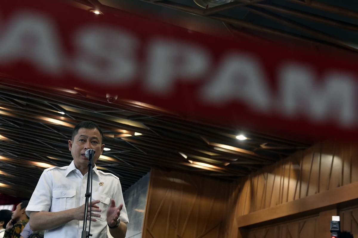 Menteri Perhubungan Ignasius Jonan menjawab pertanyaan wartawan terkait regulasi angkutan umum berbasis online di Jakarta, Selasa (22/3). Menhub mengatakan pemerintah tidak bisa membatasi perkembangan teknologi yang kemudian diterapkan dalam penyediaan jasa transportasi, namun perlu adanya penyesuaian regulasi. ANTARA FOTO/Puspa Perwitasari/nz/16