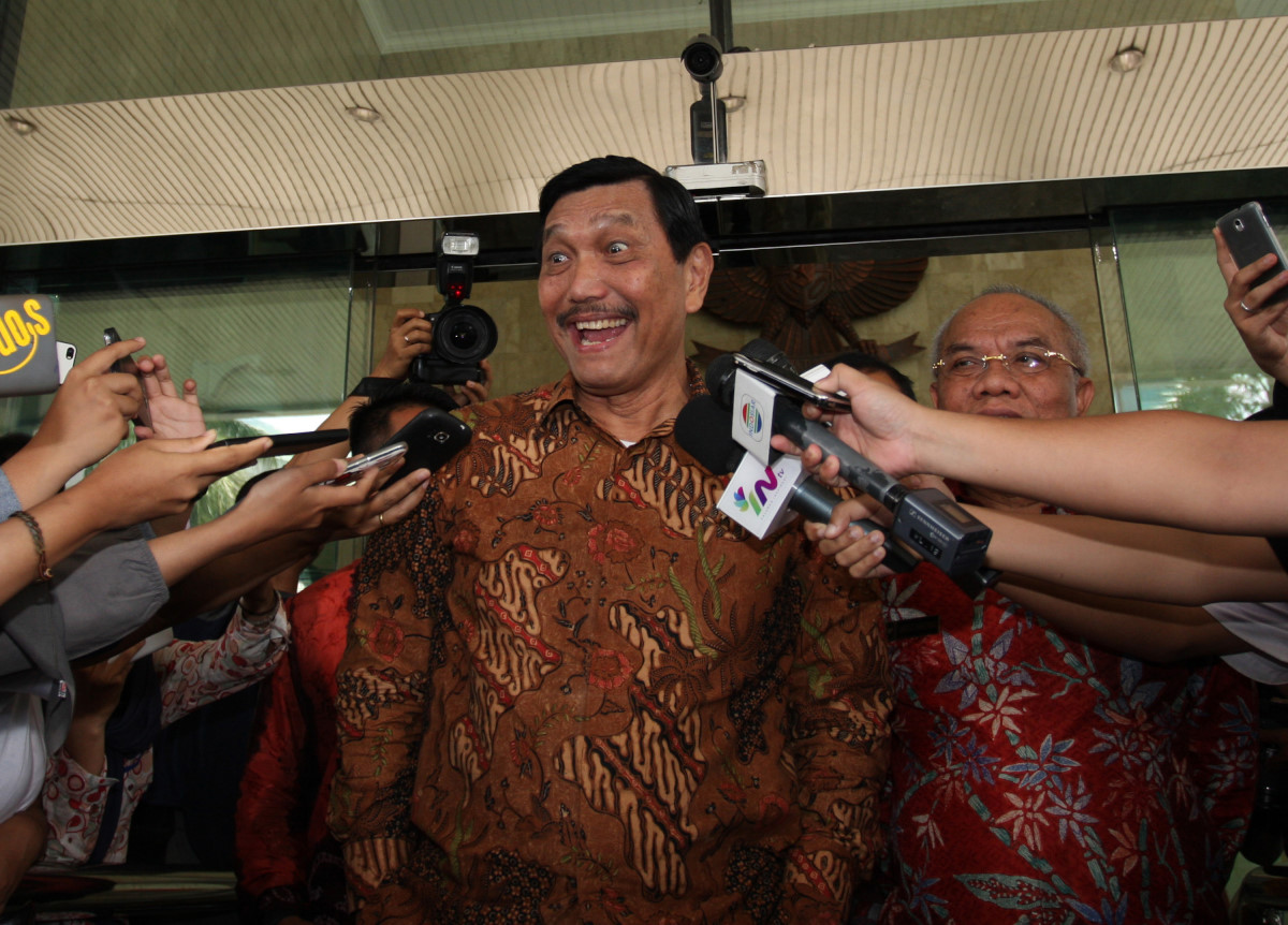 (Ilustrasi) Menko Polhukam Luhut Binsar Panjaitan menjawab pertanyaan wartawan seusai menemui Pimpinan KPK di Gedung KPK, Jakarta, Kamis (7/1). ANTARA FOTO/Reno Esnir