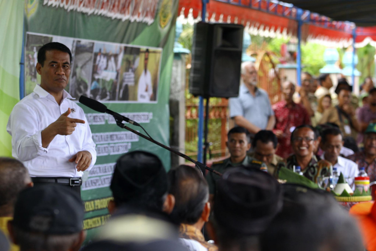 Menteri Pertanian Amran Sulaiman memberikan sambutan saat melakukan kunjungan di Argorejo, Sedayu, Bantul, DI Yogyakarta, Selasa (1/3). Dalam kunjungan itu Amran Sulaiman berdialog dengan petani dan melihat secara langsung kawasan yang menjadi percontohan pertanian modern Kabupaten Bantul yang diproyeksikan untuk peningkatan produksi tanaman pangan. ANTARA FOTO/Andreas Fitri Atmoko/ama/16.