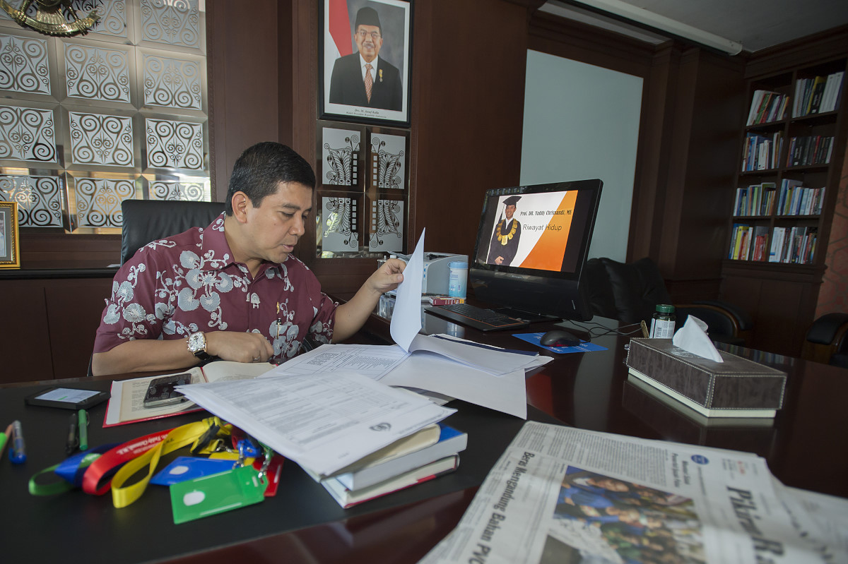 Menteri Pendayagunaan Aparatur Negara dan Reformasi Birokrasi Yuddy Chrisnandi memeriksa sejumlah dokumen di ruang kerjanya di Kementerian PAN dan RB di Jakarta, Jumat (22/5). Menurut politikus Partai Hanura tersebut dirinya akan dikukuhkan sebagai Guru Besar bidang Ilmu Pembangunan Ekonomi Industri dan Kebijakan Publik oleh Universitas Nasional (UNAS) pada Sabtu (23/5) di Jakarta. ANTARA FOTO/Widodo S. Jusuf/Rei/Spt/15.