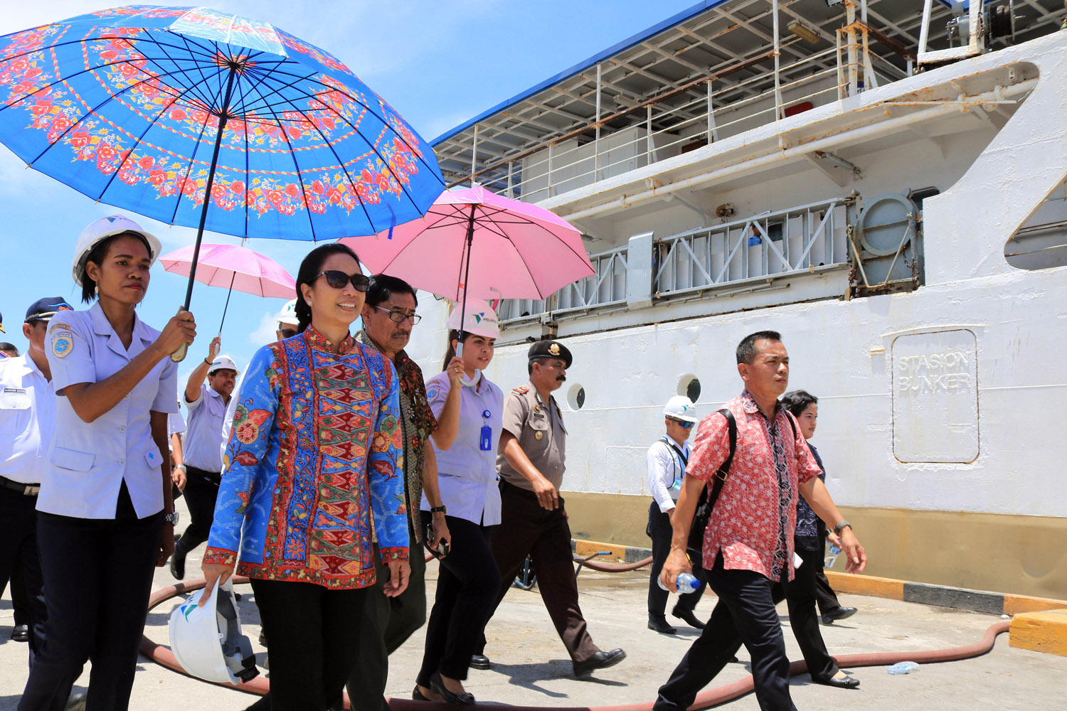 Menteri BUMN Rini Soemarno (kedua kiri) meninjau kapal milik PT Pelni, KM Pangrango yang merapat di Pelabuhan Yos Sudarso, Ambon, Maluku, Selasa (23/2). KM Pangrango selama ini melayari rute dari Ambon ke sejumlah pulau terpencil di Maluku. ANTARAFOTO/izaac mulyawan/ama/16