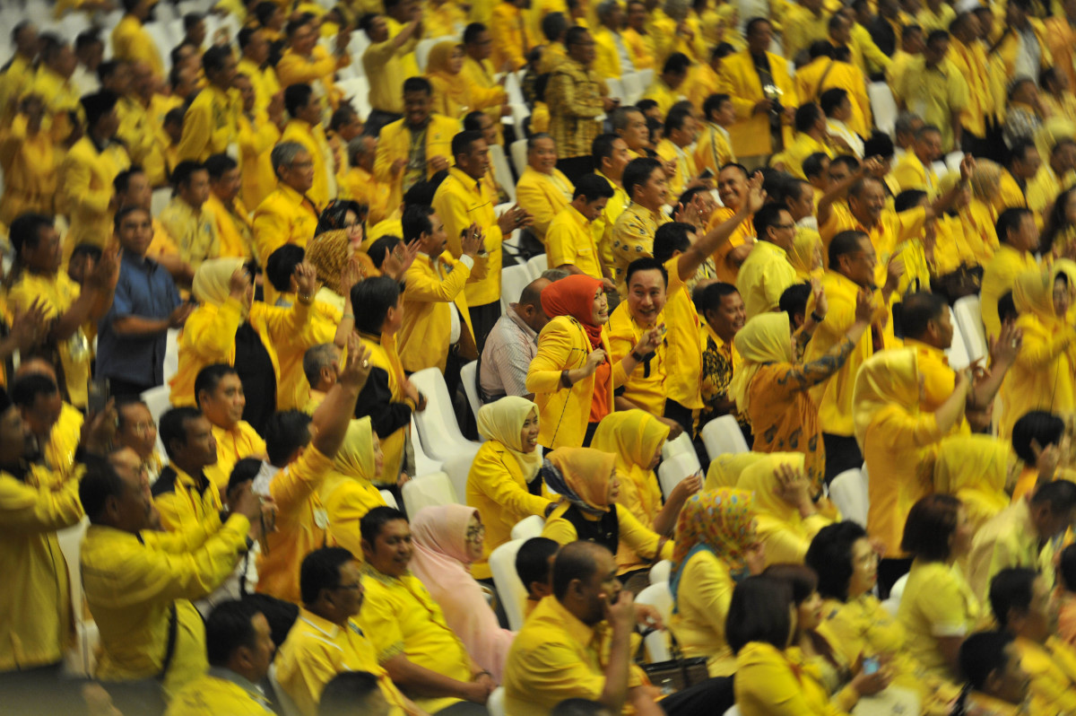 Peserta menikmati hiburan usai pembukaan Musyawarah Nasional Partai Golkar di Nusa Dua, Bali, Minggu (30/11). Munas ke IX Partai Golkar tersebut mengagendakan pemilihan ketua umum Golkar periode 2014-2019. ANTARA FOTO/Puspa Perwitasari/wsj/14