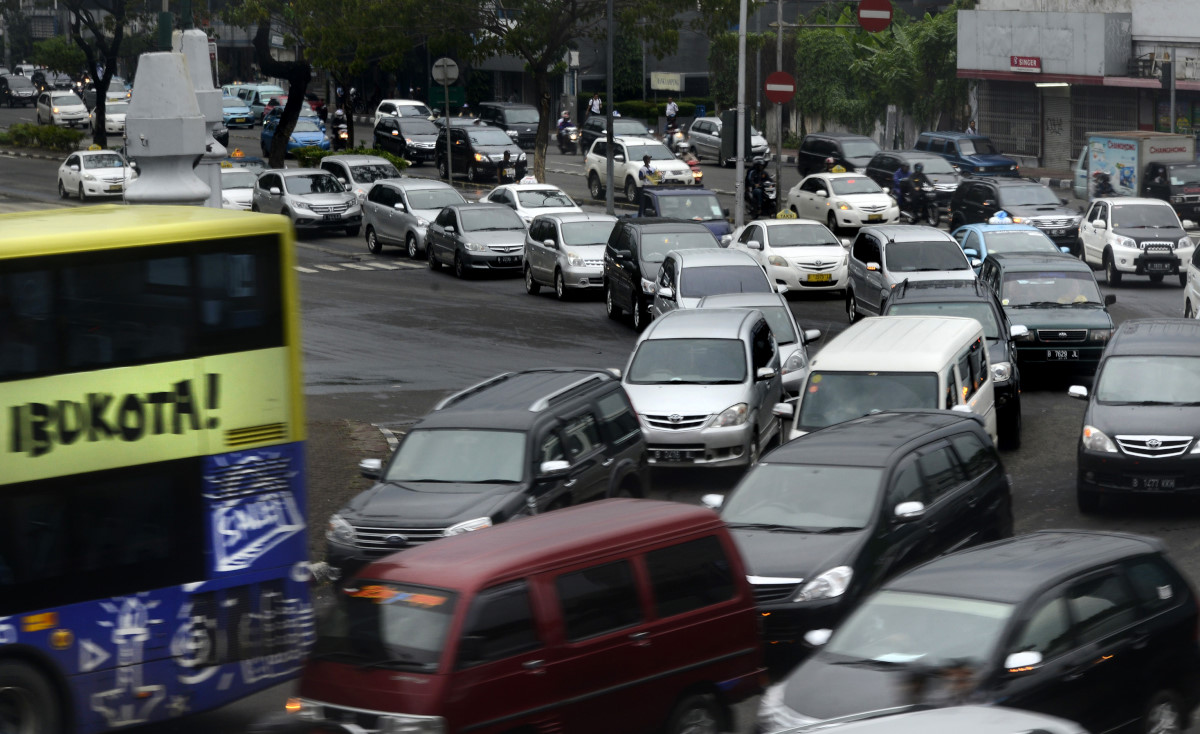 Kendaraan bermotor melintasi persimpangan Harmoni, Jakarta Pusat, Selasa (13/1). Pemprov DKI Jakarta pada Maret mendatang berencana meningkatkan persentase pajak kendaraan bermotor (PKB) secara progresif dengan kenaikan mencapai 150 persen sebagai upaya menekan kepemilikan mobil lebih dari satu. ANTARA FOTO/Fanny Octavianus/mes/14.