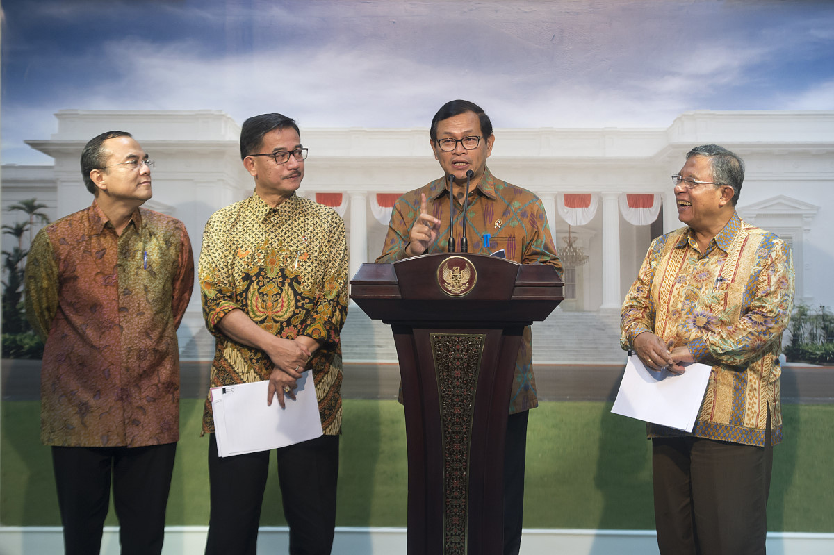 Seskab Pramono Anung (kedua kanan) bersama Menko Perekonomian Darmin Nasution (kanan), Menteri Agraria dan Tata Ruang/Kepala BPN Ferry Mursyidan Baldan (kedua kiri) dan Deputi Bidang Pengendalian Pelaksanaan Penanaman Modal BKPM Azhar Lubis (kiri) memberikan keterangan pers perihal peluncuran Paket Kebijakan Ekonomi Jilid ke-7 di Kantor Kepresidenan, Jakarta, Jumat (4/12). ANTARA FOTO/Widodo S. Jusuf