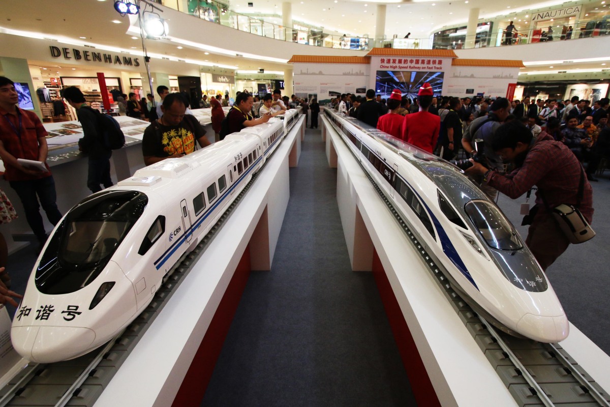 Pengunjung mengamati miniatur kereta cepat dalam Pameran Kereta Cepat Dari Tiongkok di Jakarta, Kamis (13/8). Pemerintah Indonesia merencanakan pembangunan kereta cepat Jakarta-Bandung dan Pamerintah Tiongkok merupakan salah satu pihak yang menawarkan kerjasama dalam pembangunan kereta cepat tersebut. ANTARA FOTO/Rivan Awal Lingga/nz/15