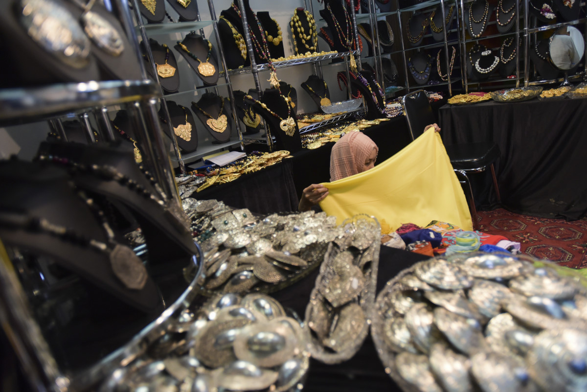 Penjaga gerai membenahi produk aksesoris fesyen yang dipamerkan dalam Pameran Produk Fesyen & Aksesoris di Kementerian Perindustrian, Jakarta, Rabu (12/8). Pameran tersebut merupakan salah satu upaya untuk mengembangkan industri kreatif yang pertumbuhannya mencapai 7 persen per tahun. ANTARA FOTO/Rosa Panggabean/kye/15.