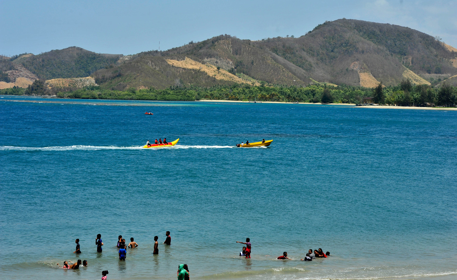 Pengunjung menikmati tempat wisata Pantai Bolihutuo, Boalemo, Gorontalo, Minggu (13/9). Pantai Bolihutuo yang memiliki pasir putih dan air yang jernih tersebut diharapkan mampu menjadi pusat wisata pantai bagi wisatawan domestik dan manca negara saat berkunjung di Gorontalo. ANTARA FOTO/Yusran Uccang/foc/15.