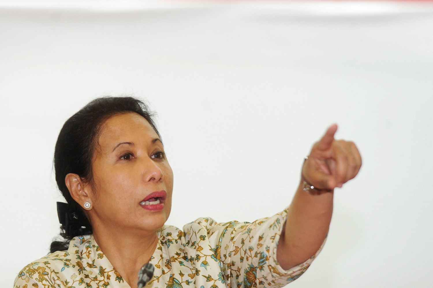 Menteri BUMN Rini Soemarno menyampaikan paparan kinerja BUMN 2015 di Gedung Kementerian BUMN Jakarta, Selasa (19/1). Total pendapatan BUMN dari 118 perusahaan pada 2015 mencapai Rp1.728 triliun atau mengalami penurunan daripada tahun sebelumnya yang mencapai sebesar Rp1.931 triliun. Pada 2016 ditargetkan pendapatan meningkat menjadi Rp1.969 triliun. ANTARA FOTO/Wahyu Putro A/kye/16
