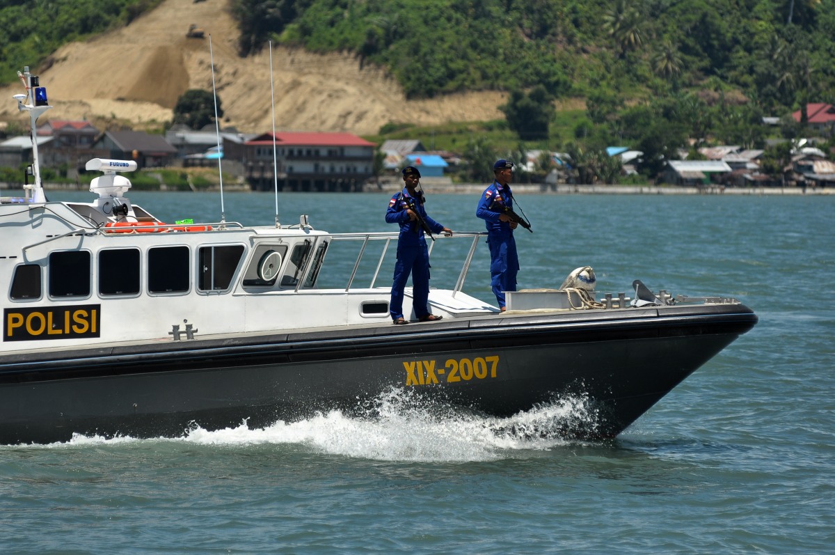 Dua personil kapal patroli C2 BKO Airud Polda Sulteng bersenjata lengkap bersiaga saat berpatroli di perairan Poso, di Poso, Sulawesi Tengah, Rabu (18/3). Kapal patroli kepolisian itu dilengkapi personil bersenjata lengkap untuk menjaga keamanan di perairan serta mencegah masuknya kelompok radikal bersenjata dan ISIS serta masuknya bahan-bahan peledak melalui laut yang selama ini digunakan kelompok sipil bersenjata itu dalam serangkaian teror bom. ANTARA FOTO / ZAINUDDIN MN/ama/ss/15