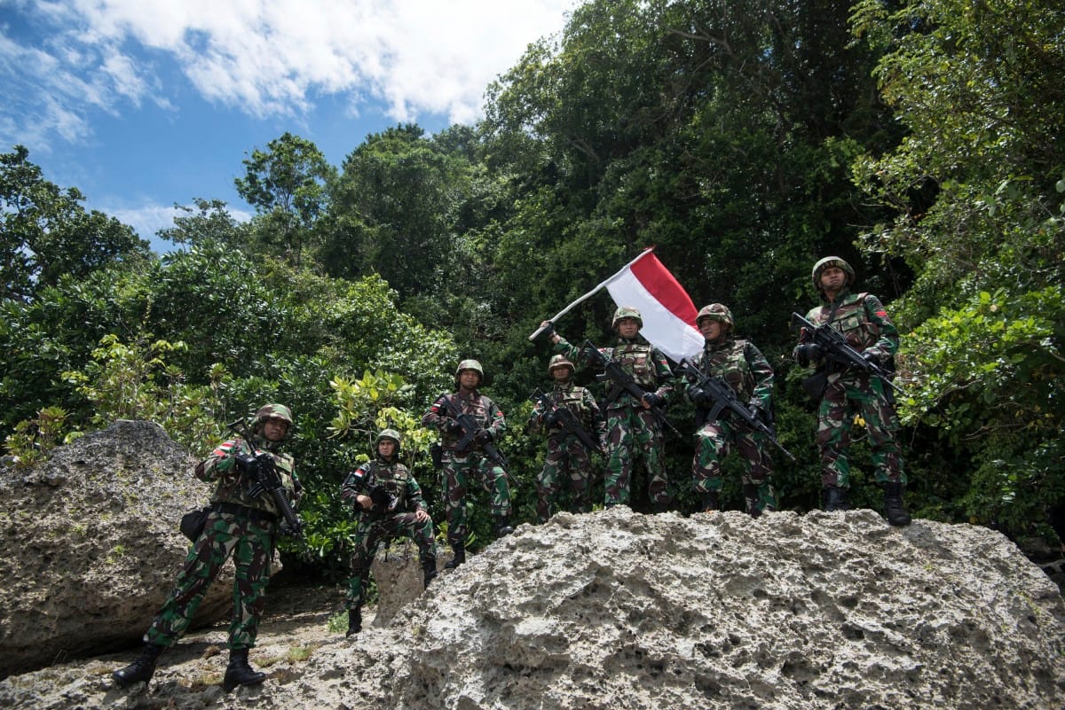 Prajurit Satgas Pamtas RI-PNG Yonif 411/Raider Kostrad saat berpatroli di perbatasan Indonesia-Papua Nugini, Skouw-Wutung, Papua, Selasa (15/3). Patroli dilakukan untuk memeriksa keberadaan patok batas negara sekaligus memastikan keamanan wilayah. ANTARA FOTO/Sigid Kurniawan/aww/16.
