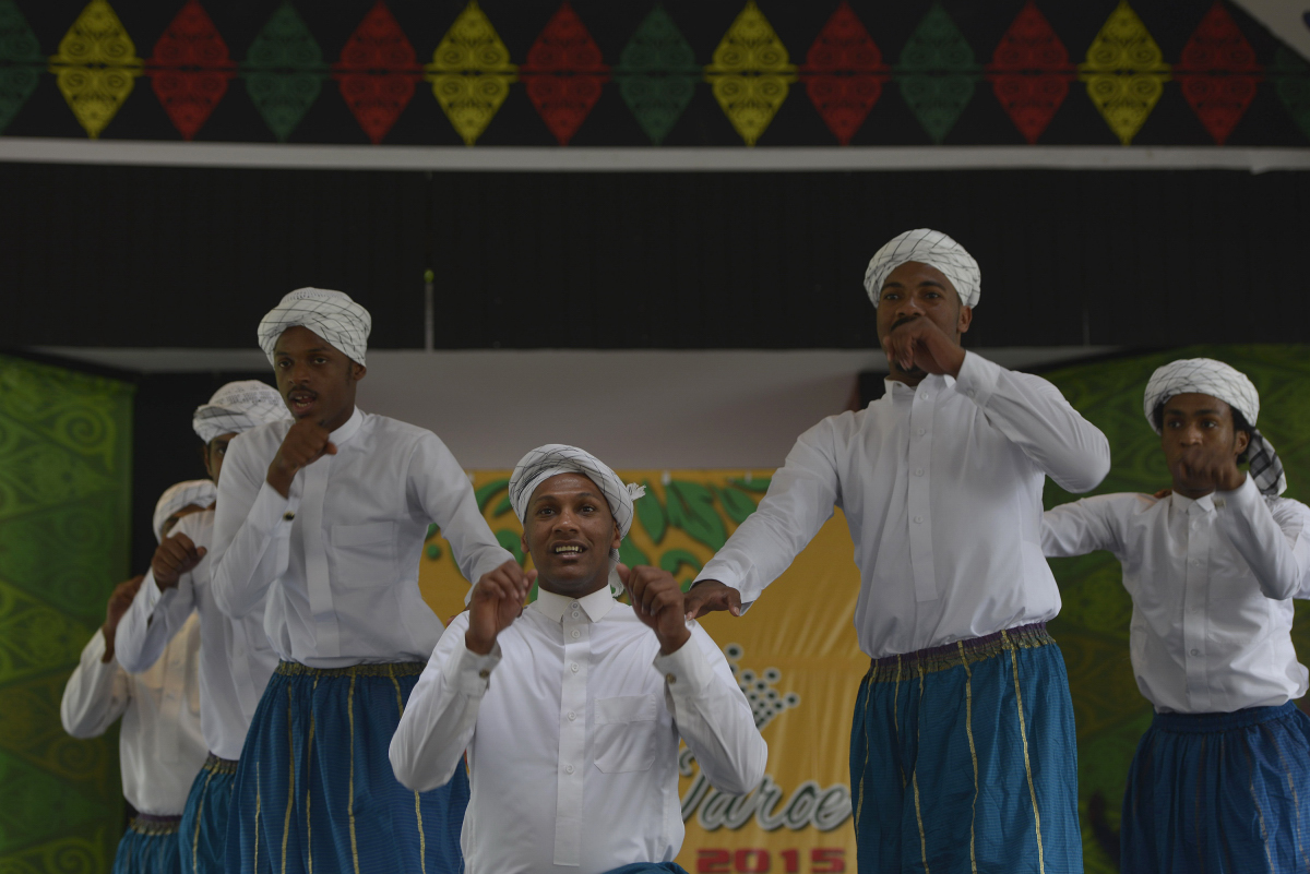 Sejumlah penari membawakan tarian Al Bahri dalam Pekan Kebudayaan Saudi Arabia di Anjungan Aceh, TMII, Jakarta, Minggu (27/3). Pekan budaya yang berlangsung pada 26-30 Maret 2016 tersebut bertujuan memperkenalkan budaya Arab kepada khalayak Indonesia lewat pameran kaligrafi, musik, dan tari. ANTARA FOTO/Rosa Panggabean/foc/16.
